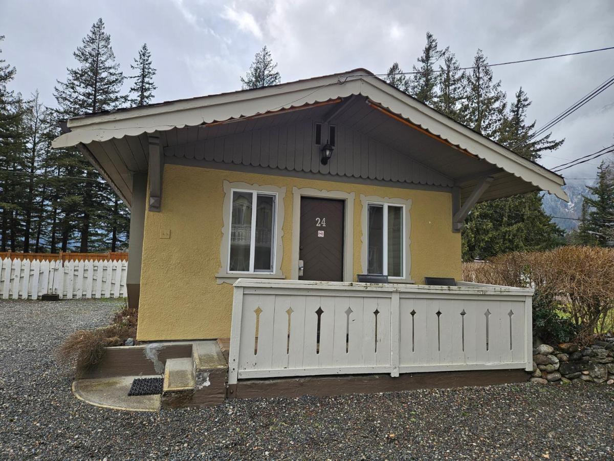 Swiss Chalets Motel Hope Εξωτερικό φωτογραφία